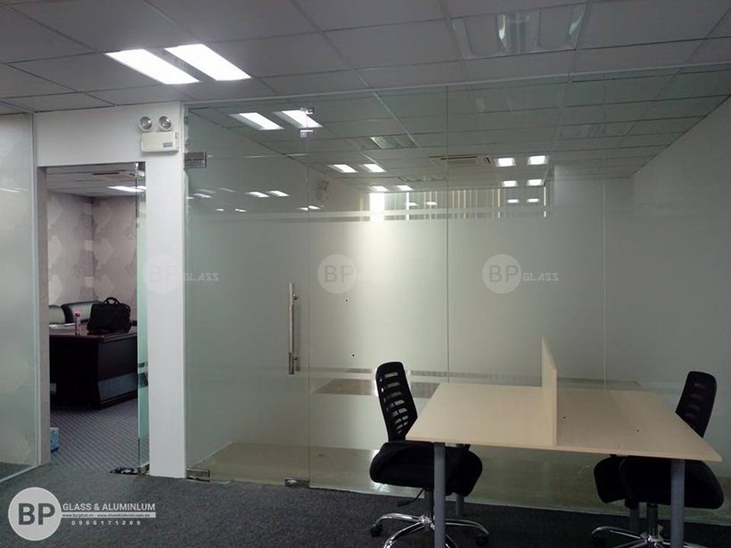 thi công và hoàn thiện vách kính, cửa kính văn phòng cho cty xnk thái sơn